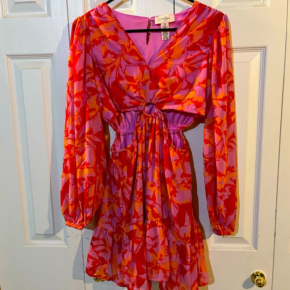 Super cute flows dress, floral and fun to wear to parties and events.